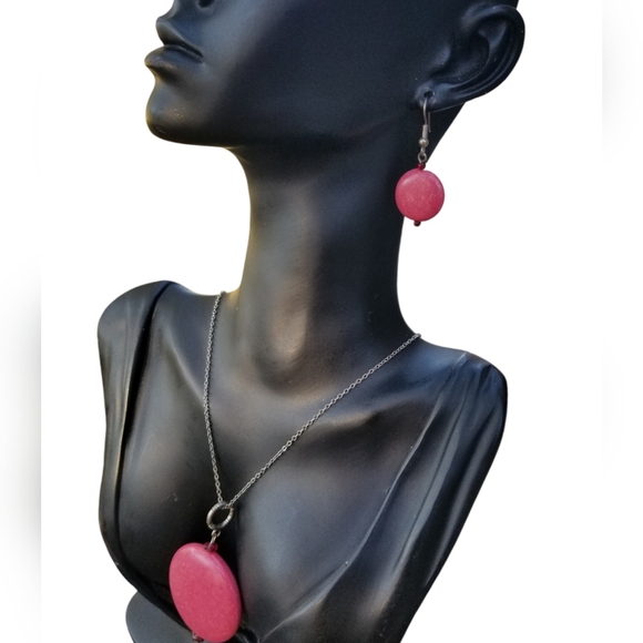 VINTAGE HOT PINK DYED HOWLITE STONE PENDANT NECKLACE & EARRINGS SET - Picture 2 of 8